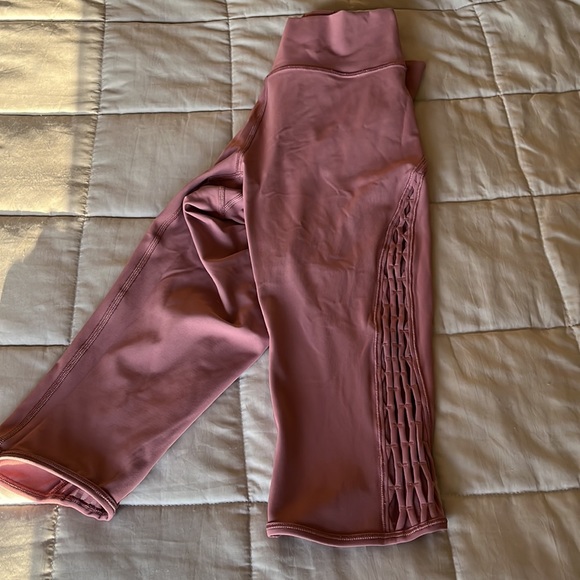 Lululemon 17” Crop athletic leggings - Picture 3 of 3